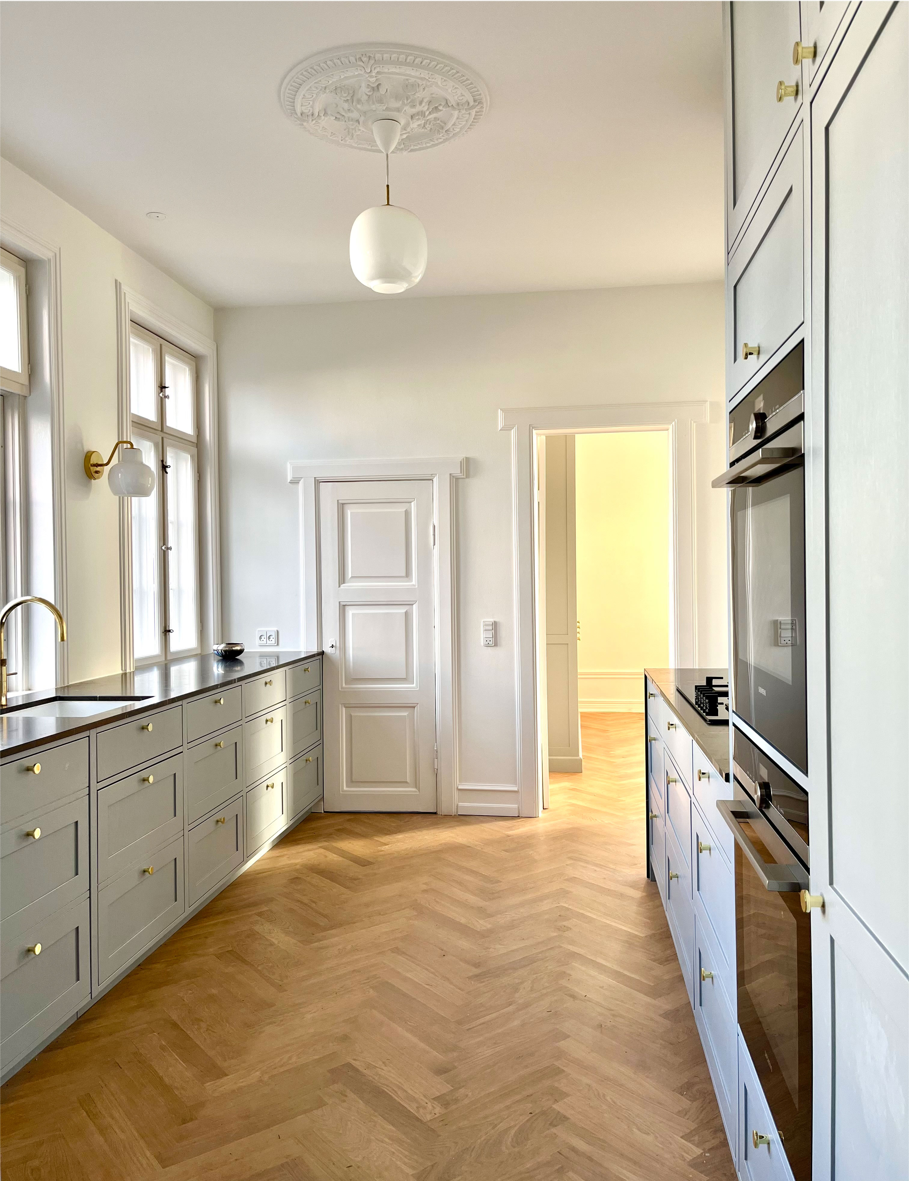 Det blågrå køkken er fra Handcrafted Interior.