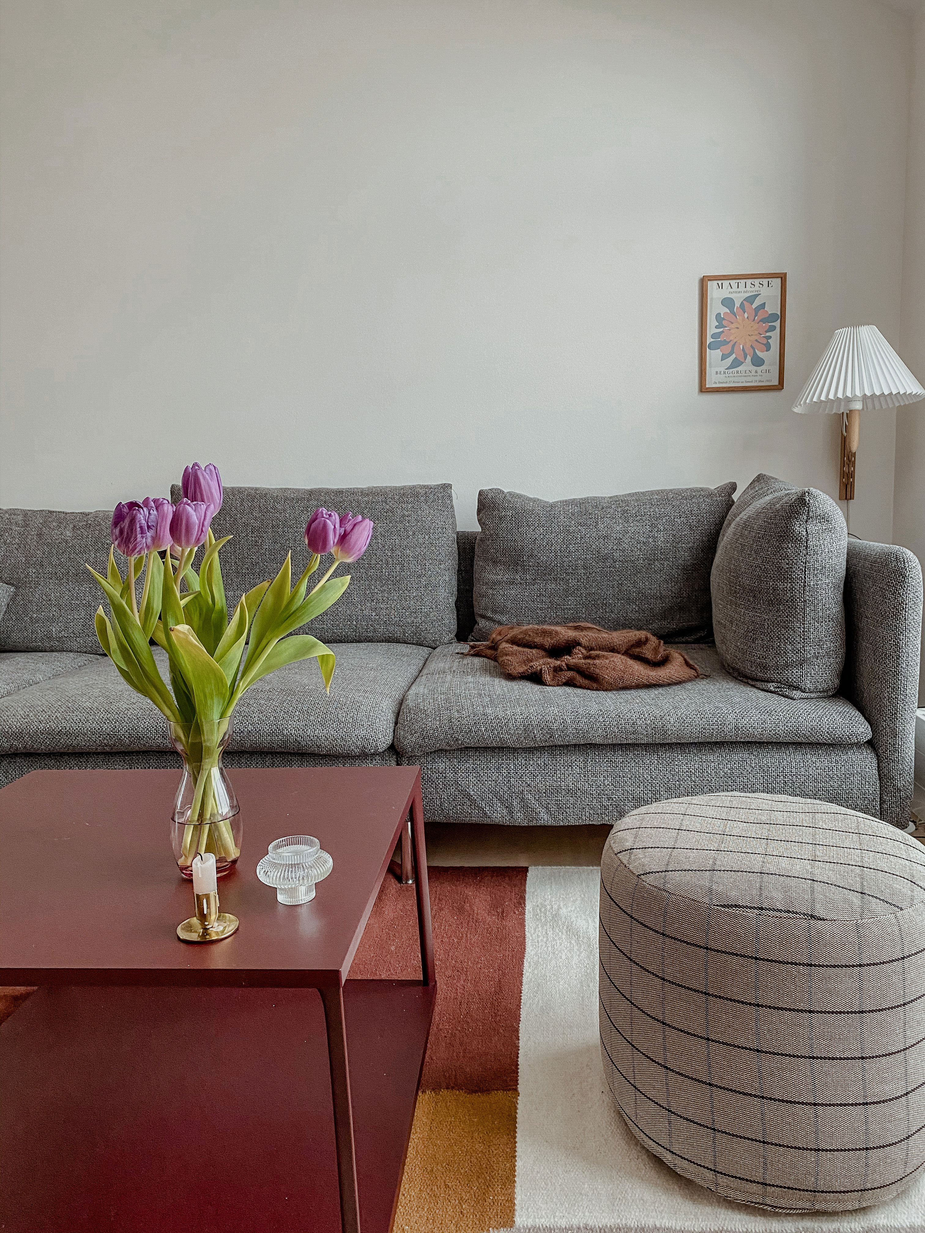 Sofaen er fra IKEA, sofabord fra HAY og ternet puf fra OYOY.