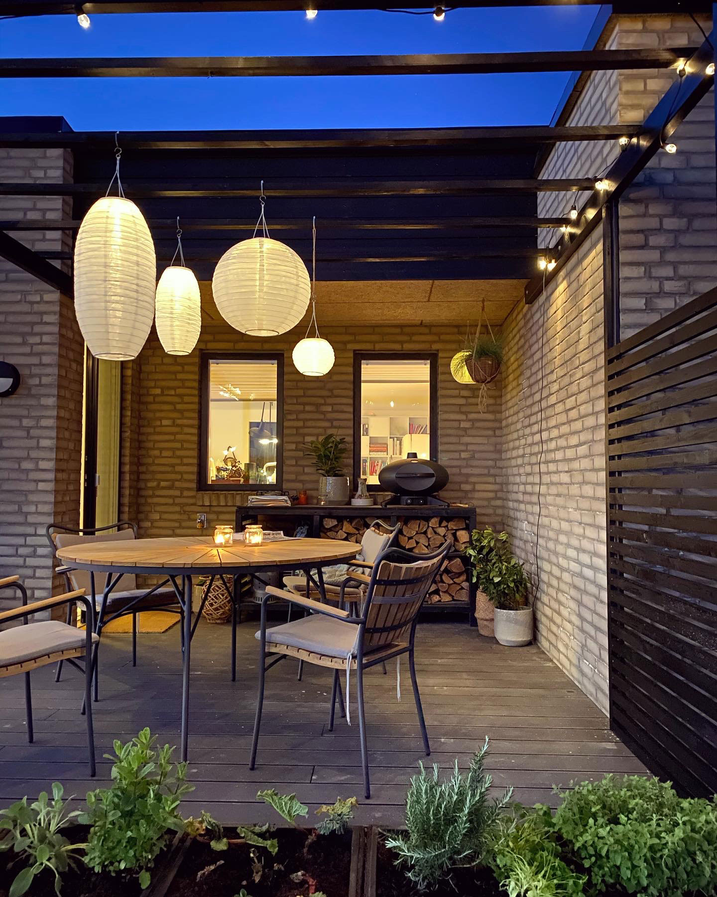 Sidenhen byggede Ida og Mads også en pergola i forbindelse med terrassen.