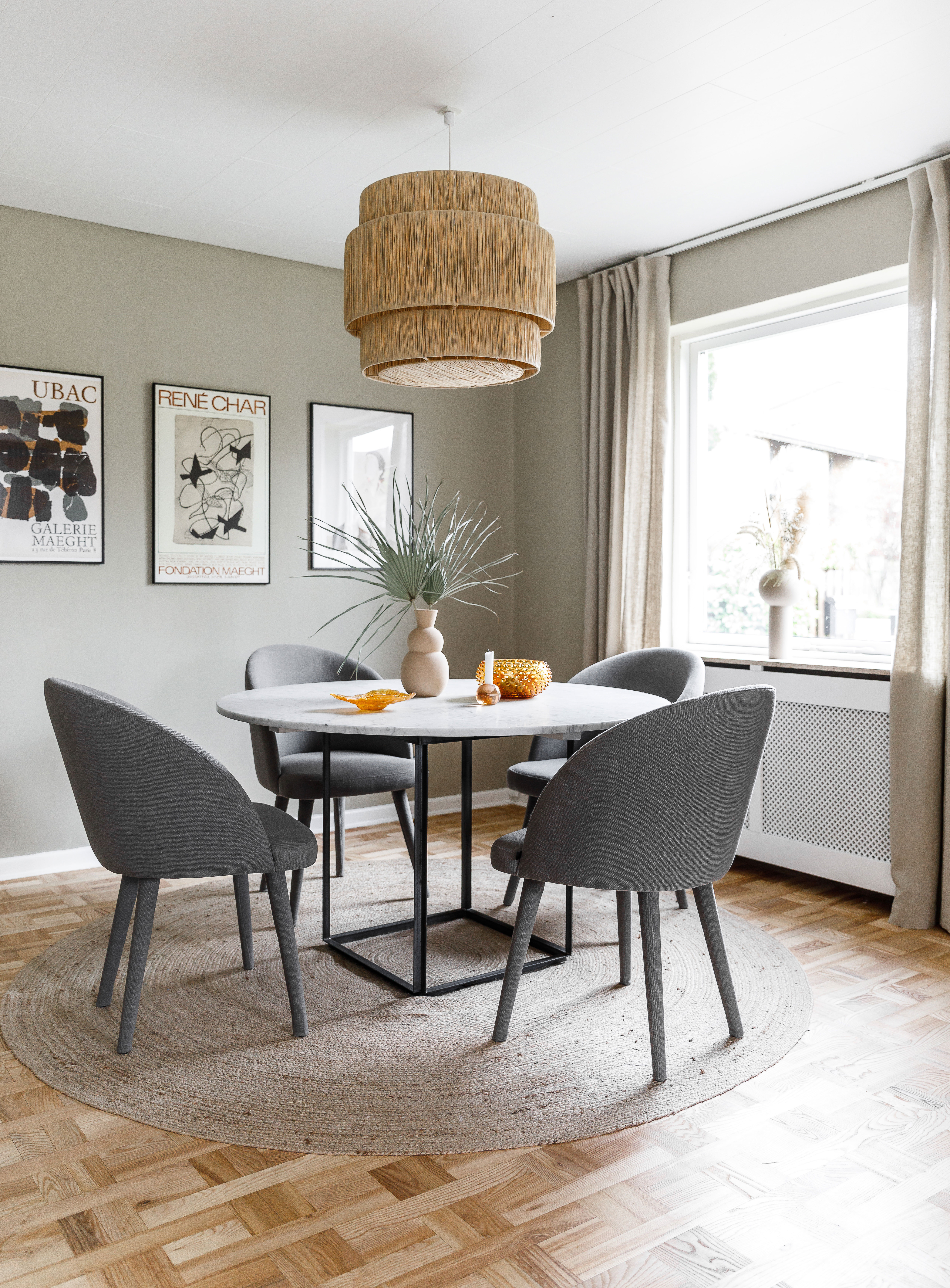 Spisebordet i marmor er et genbrugsfund og rundt om det står bløde stole fra Sofacompany. Tæppet under er fra Sika-Design og lampen er fra Tine K Home.