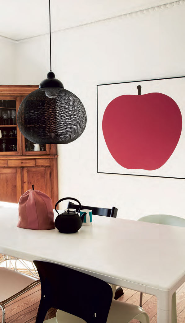 Den hyggelige spisestue er indrettet enkelt og lyst med et hvidt bord fra Hay og et miks af stole fra Erik Magnussen og Eames.