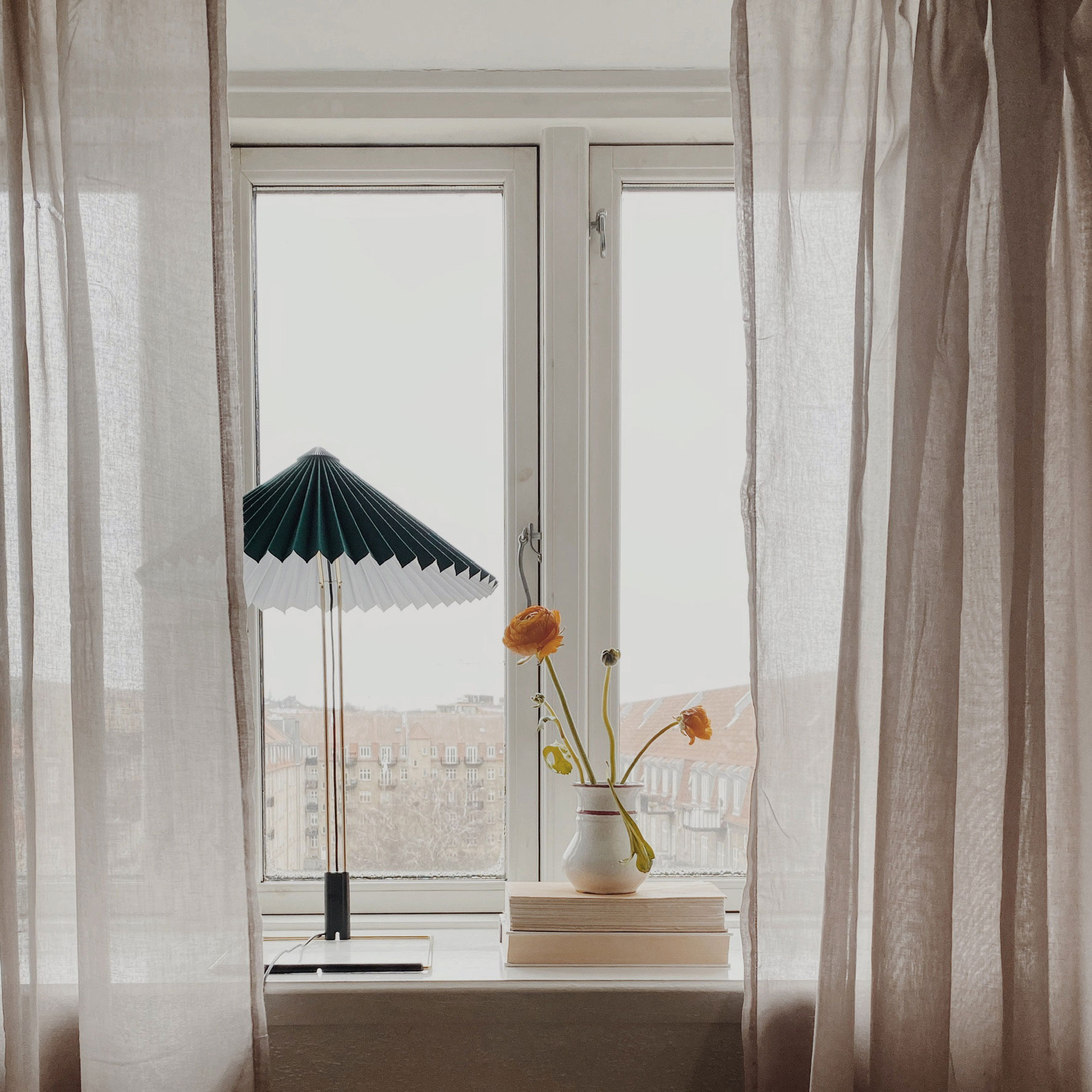 Lampen fra HAY står fint i vinduet i soveværelset.