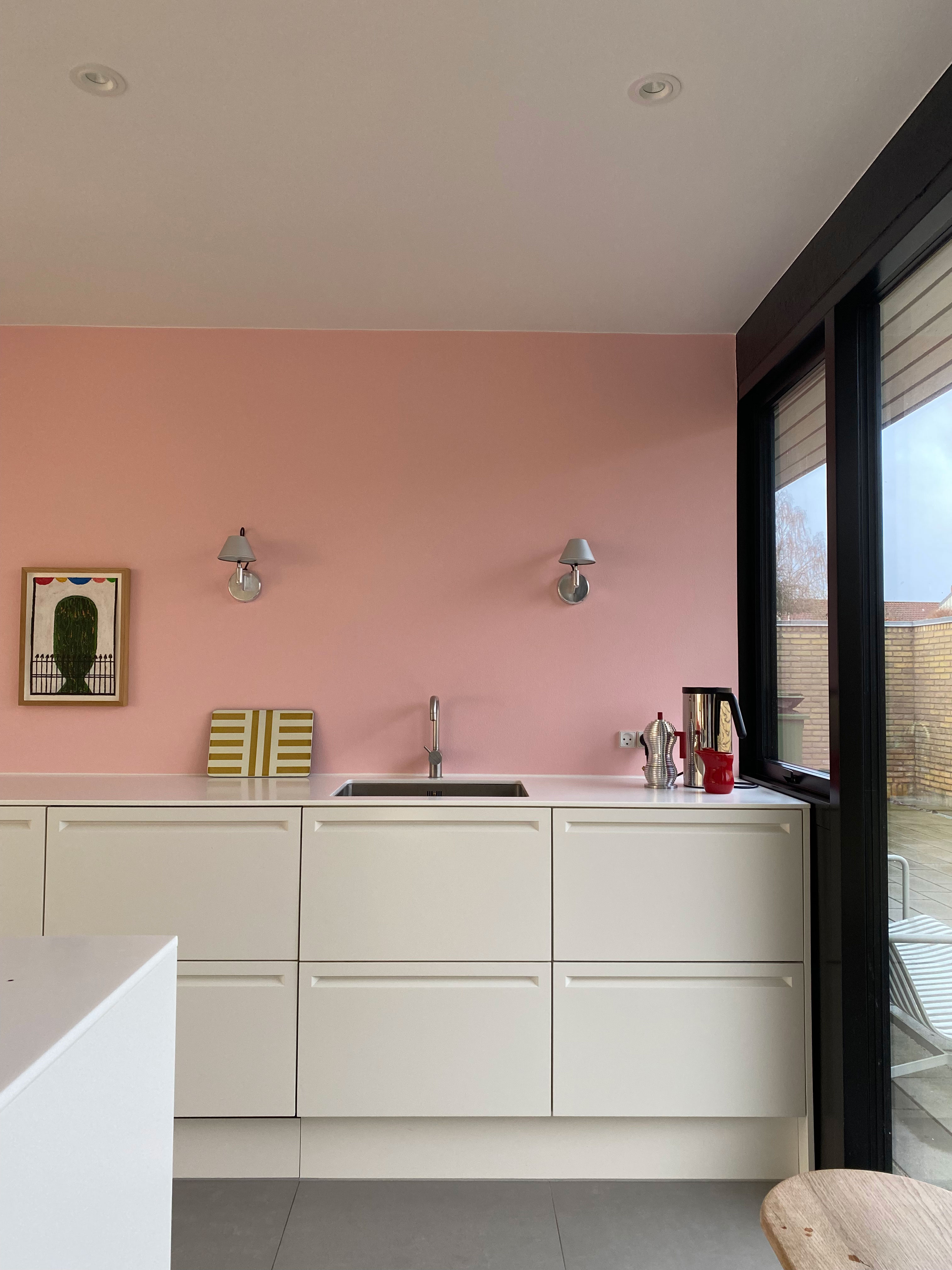 Køkkenet er malet i farven Rose Quarts fra Pantone. Kunstværk fra Lars Hempler og den stribede plade i lavasten er fra File Under Pop