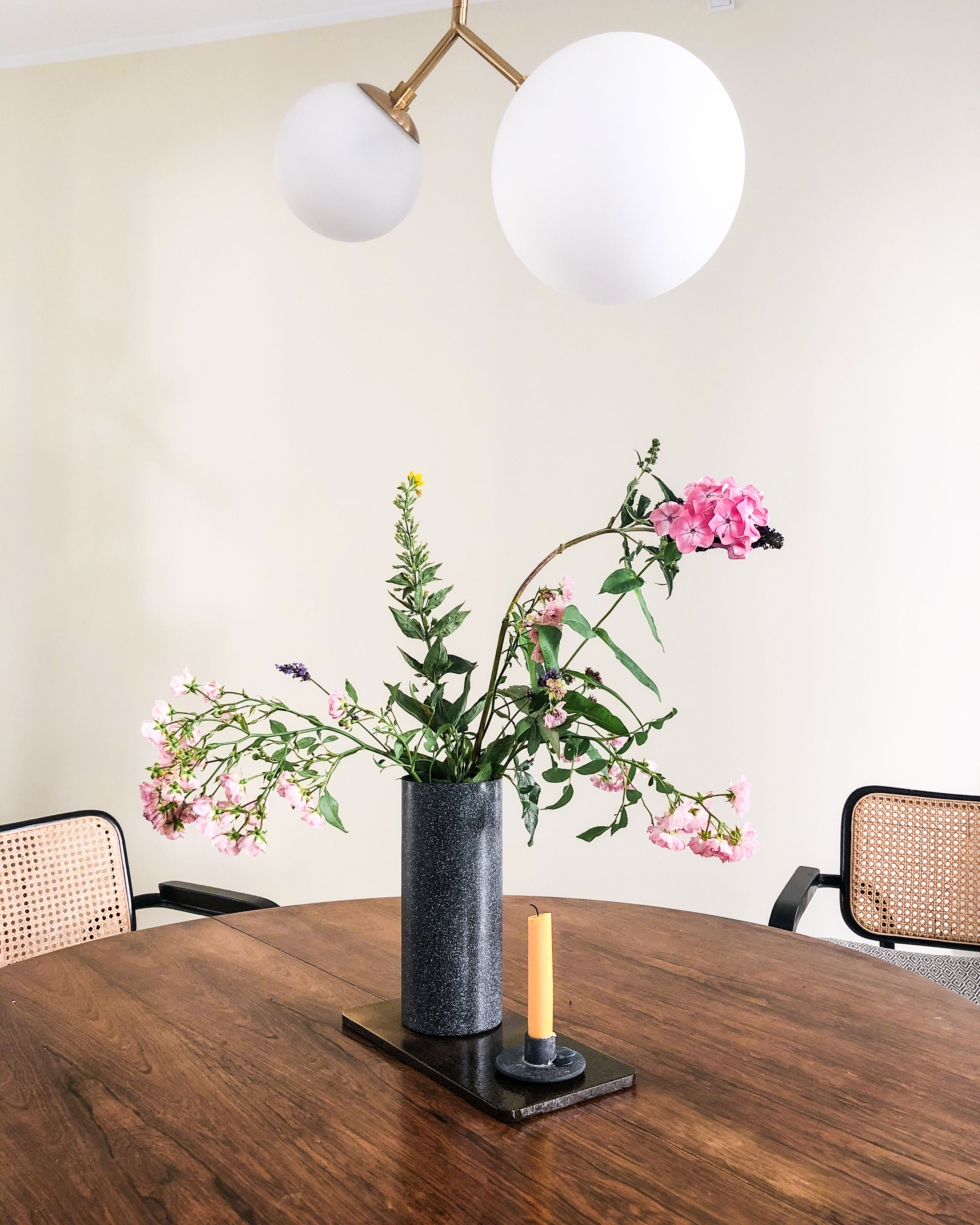 Spisebordet og stolene er købt brugt, lampe fra House Doctor.