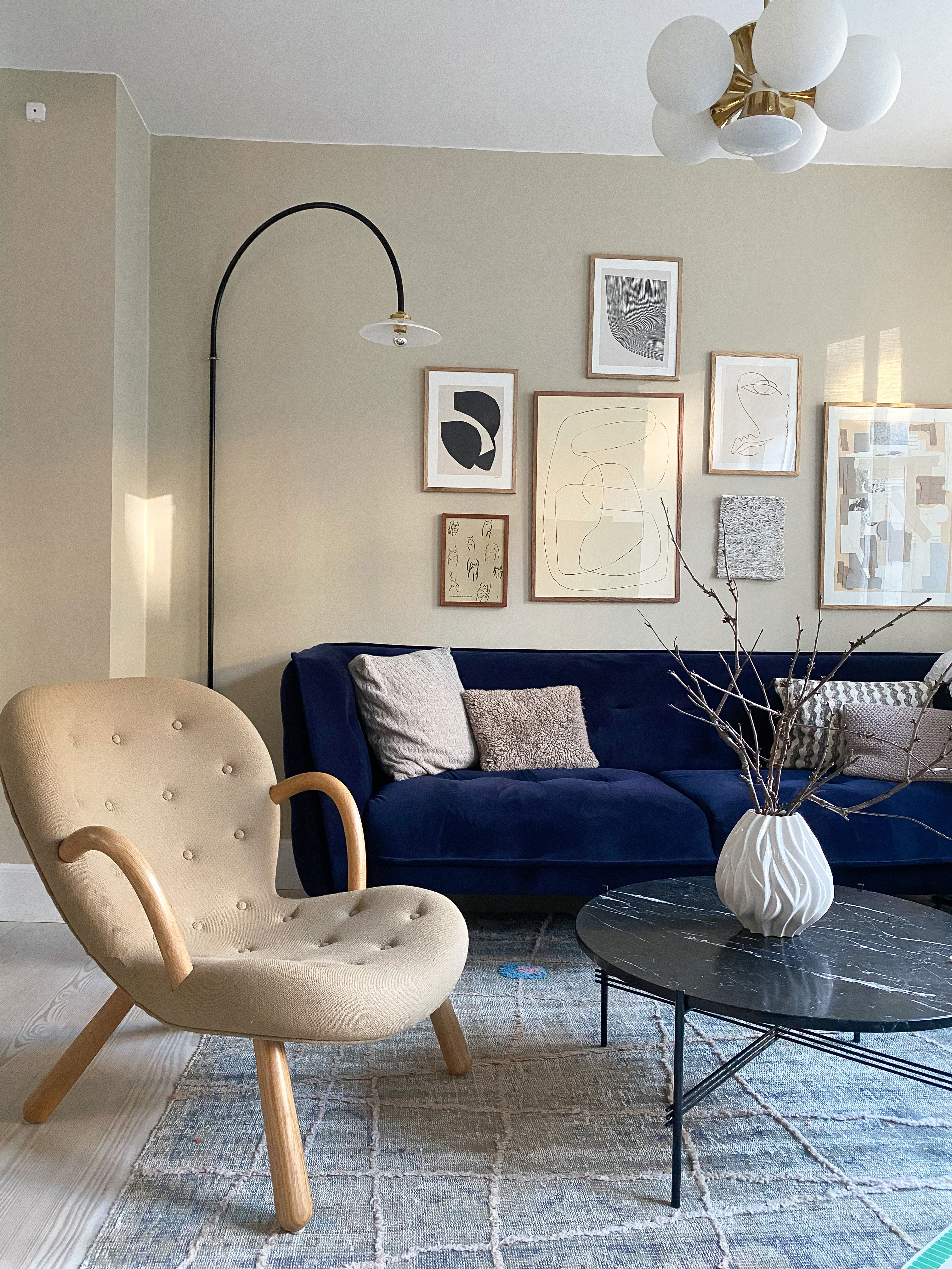 Den smukke væglampe er Valerie Objects Hanging Lamp N°2.