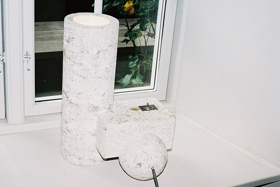 Lampen er designet af kunstneren Faye Toogood