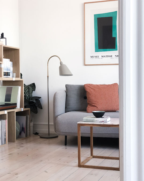 Sofa fra Sofacompany, lampe fra andtradition, pude fra Sakura Copenhagen, sofabord fra Kristina Dam Studio og plakat fra Galerie Maeght.