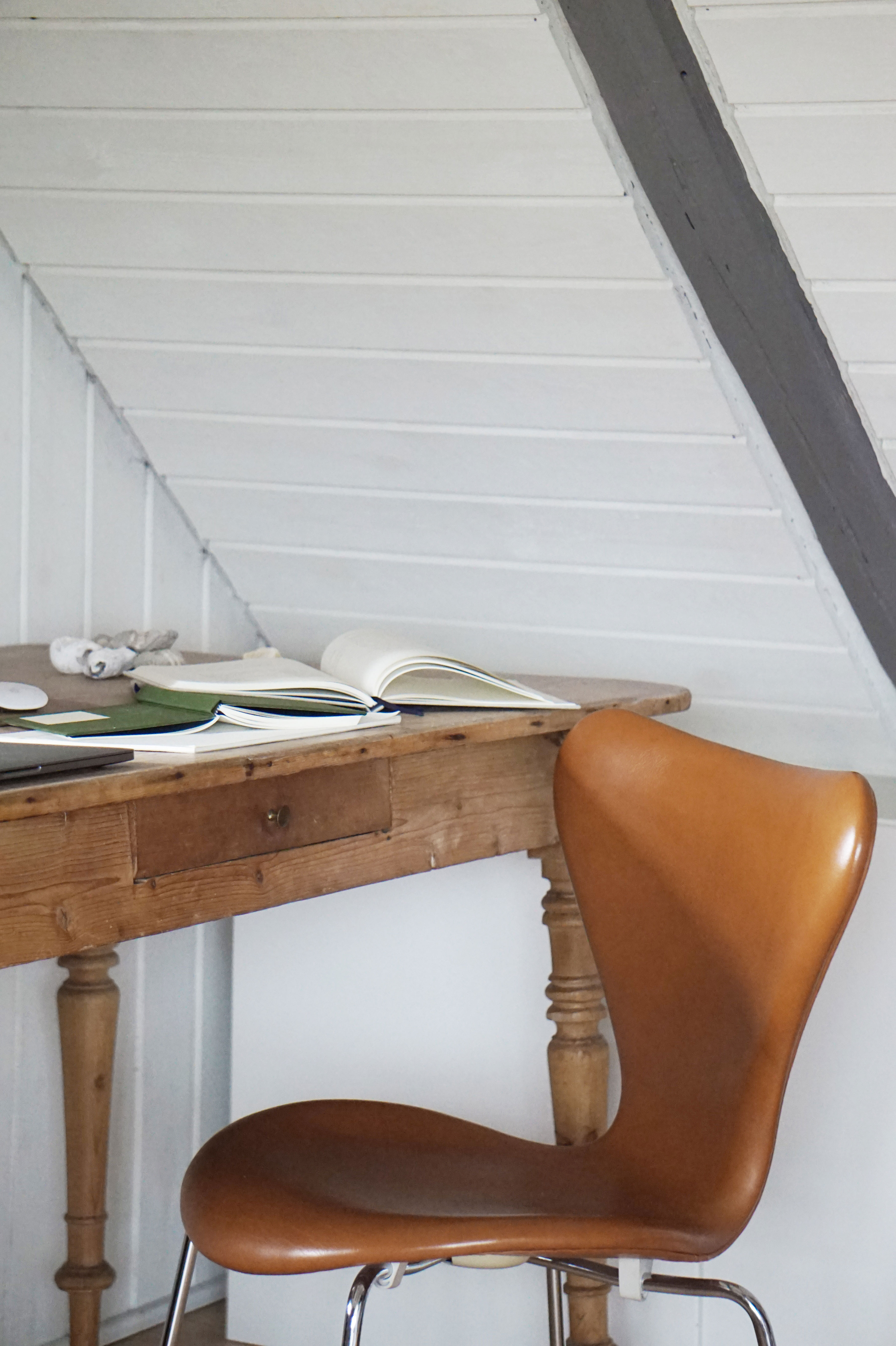 Stol fra Fritz Hansen og notesblok fra Notem Studio.