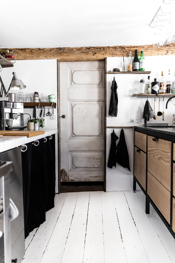 Frama-køkkenet og komfuret var næsten det eneste, Janus købte, da han overtog lejligheden. Alt det andet fik han Sifs hjælp til at skabe. Flisemodulet har hun bygget op af gamle reoler fra Ikea, og til sidst beklædt det hele med fliser for at give udtrykket en lækker finish