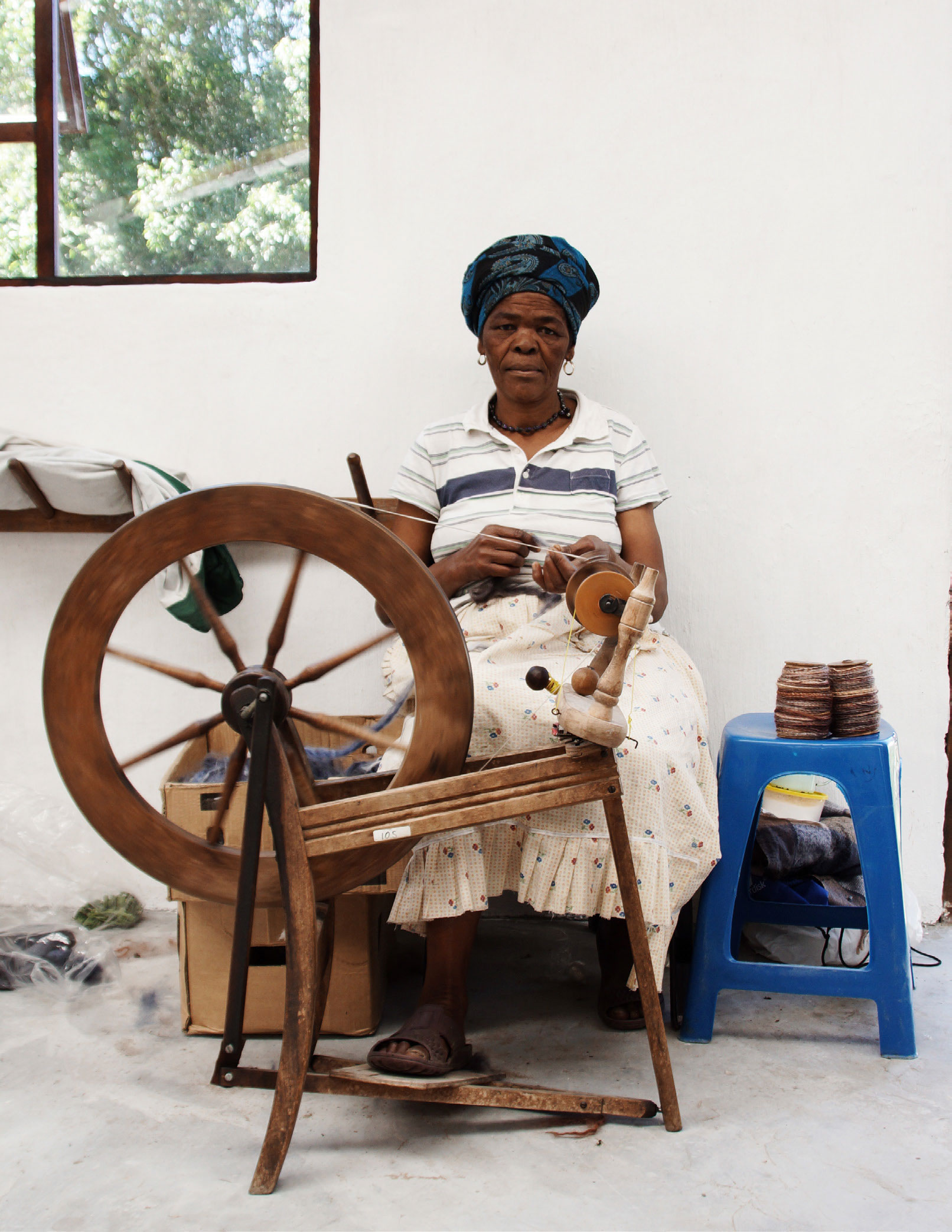Adeles Mohair i Sydafrika laver nogle af de færdige strikvarer, Annette har i sin butik. Her håndspindes der, og Adeles Mohair skaber arbejde til kvinder i området.