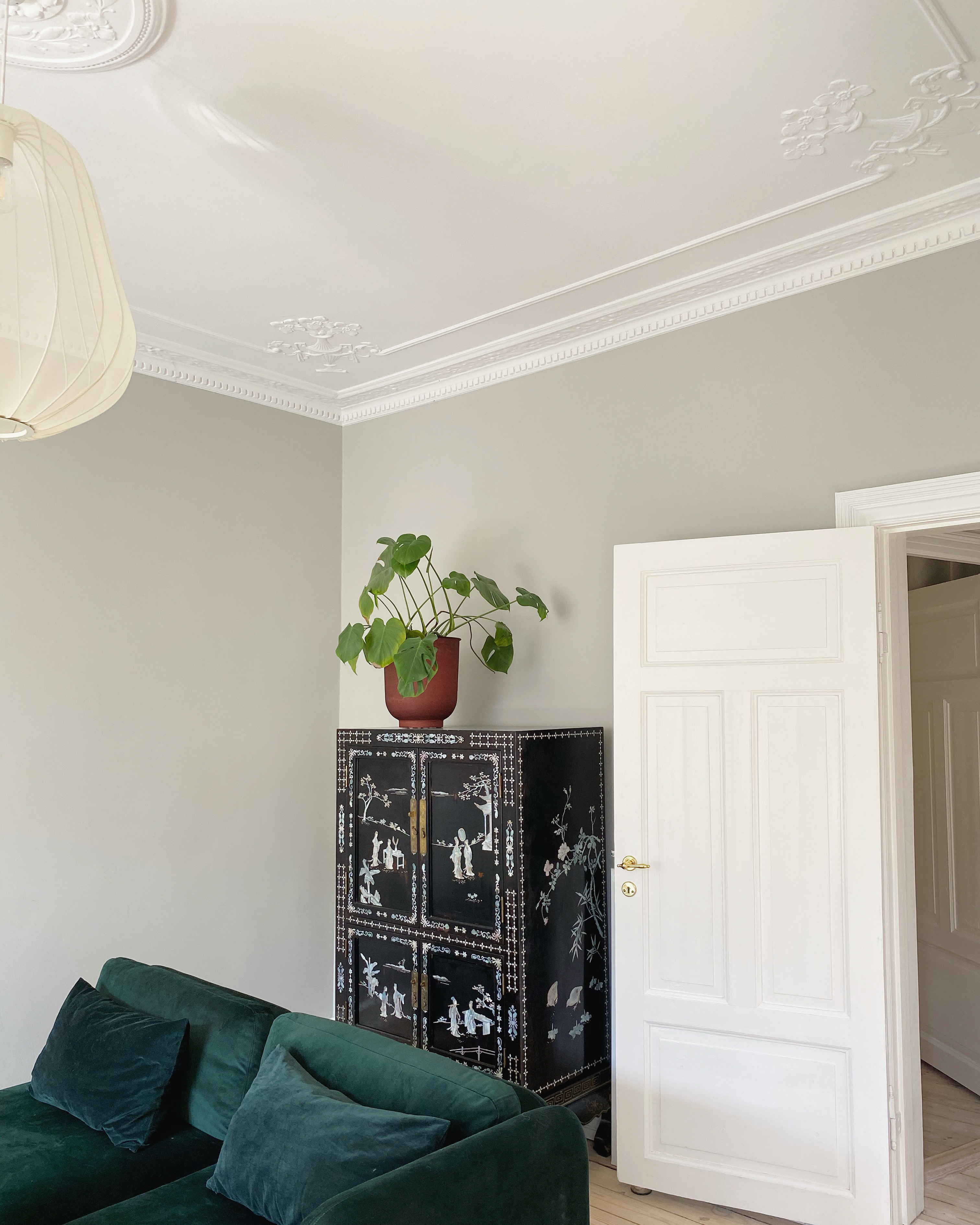 Det smukke kinesiske skab par parret fundet på lauritz.com. Sofa fra Sofacompany og lampe fra Bolia.