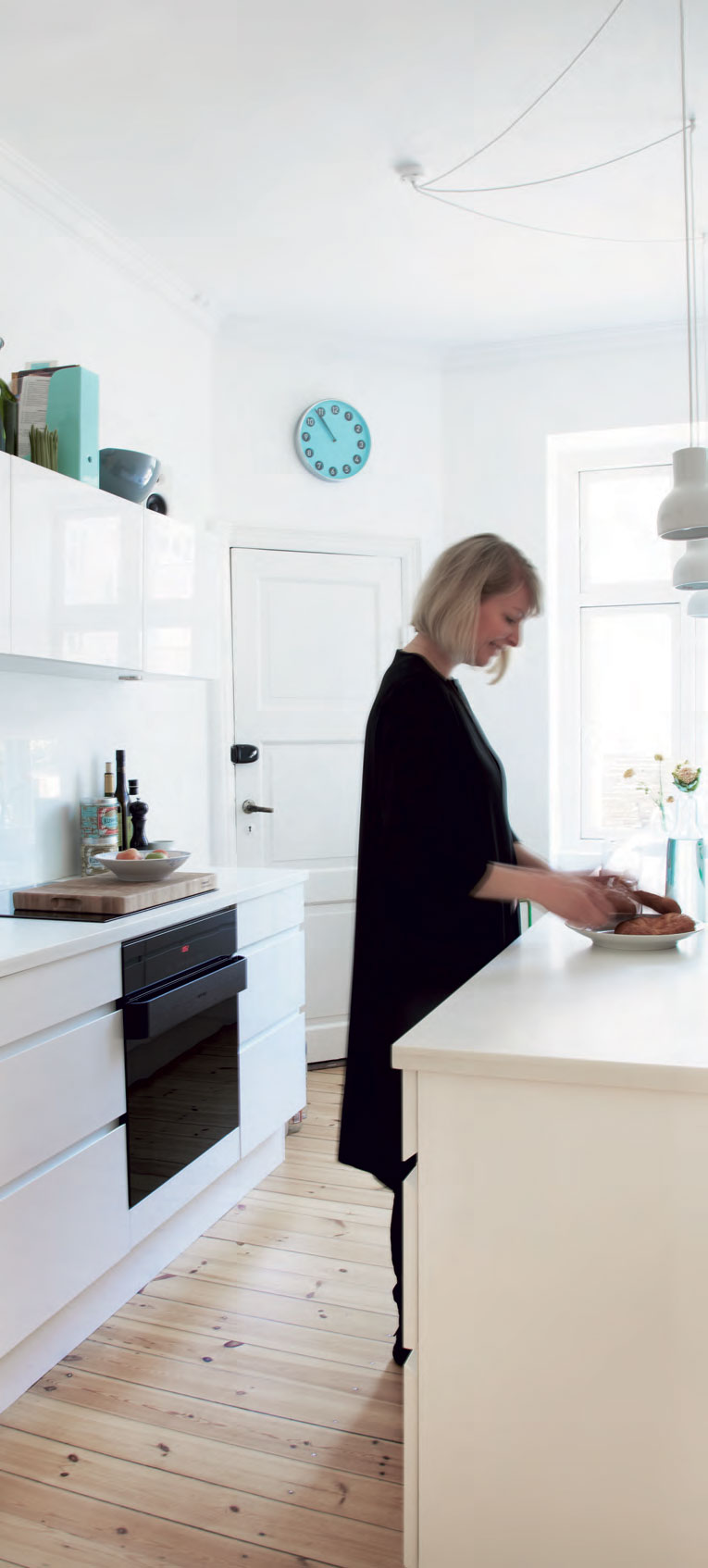 Sigrid i det lyse køkken, som parret ofrede på lejligheden, da de flyttede ind. Det er fra Svane Køkkenet.