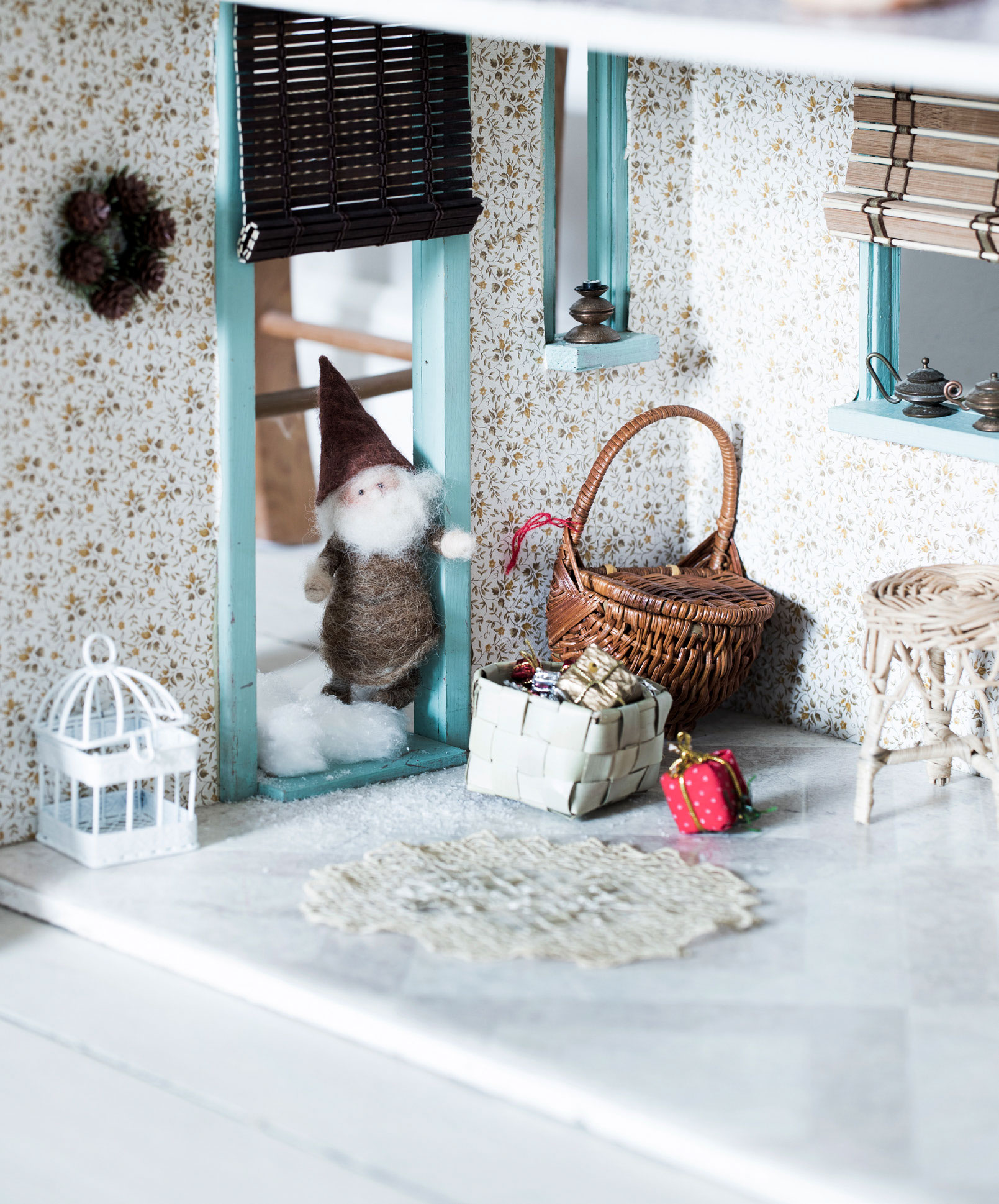 Hele huset er tapetseret med småmønstrede vintagetapeter, som bl.a. fås hos retrovilla.dk. Julepynt, nisser og dukkehusmøbler er fundet på loppemarkeder.