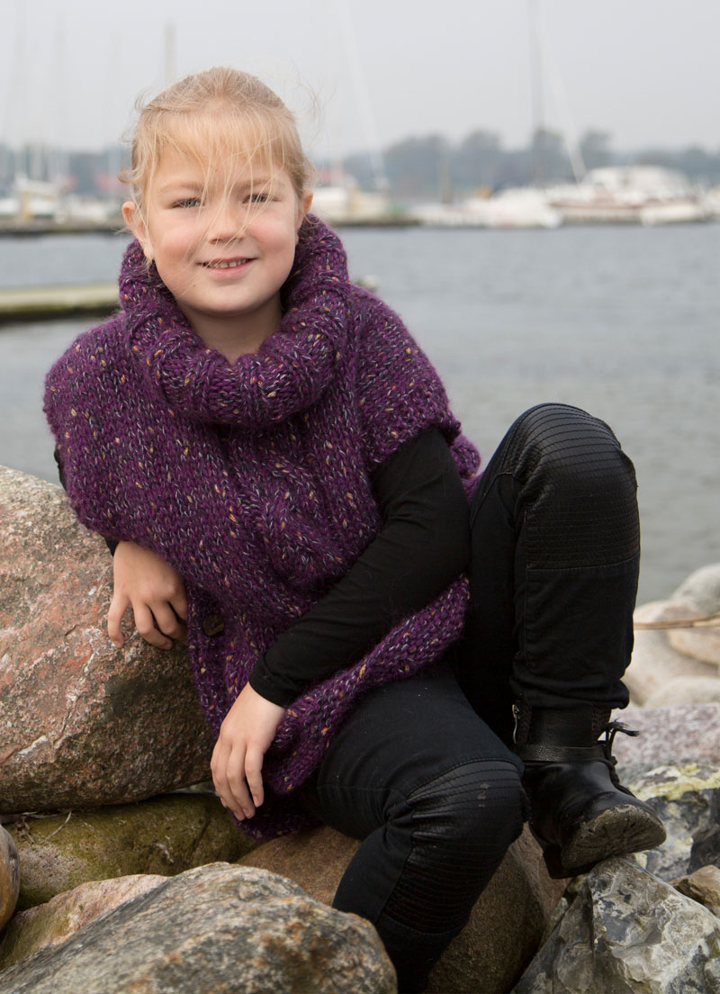 Enkelhed handicap Robust Poncho med høj hals til børn - se strikkeopskriften her. - ALT.dk
