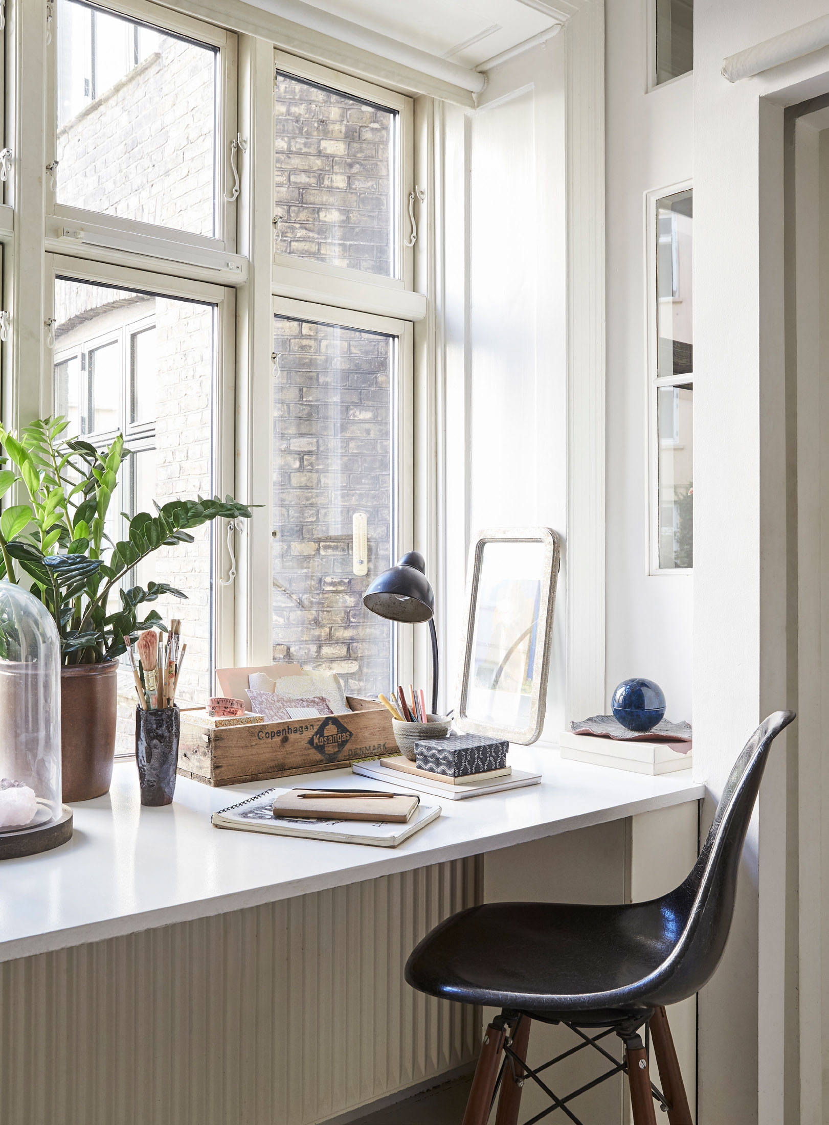 I soveværelset er der også blevet plads til en smart indbygget skrivebordsløsning ved vinduet. Den høje Eames-stol er fra relove.dk