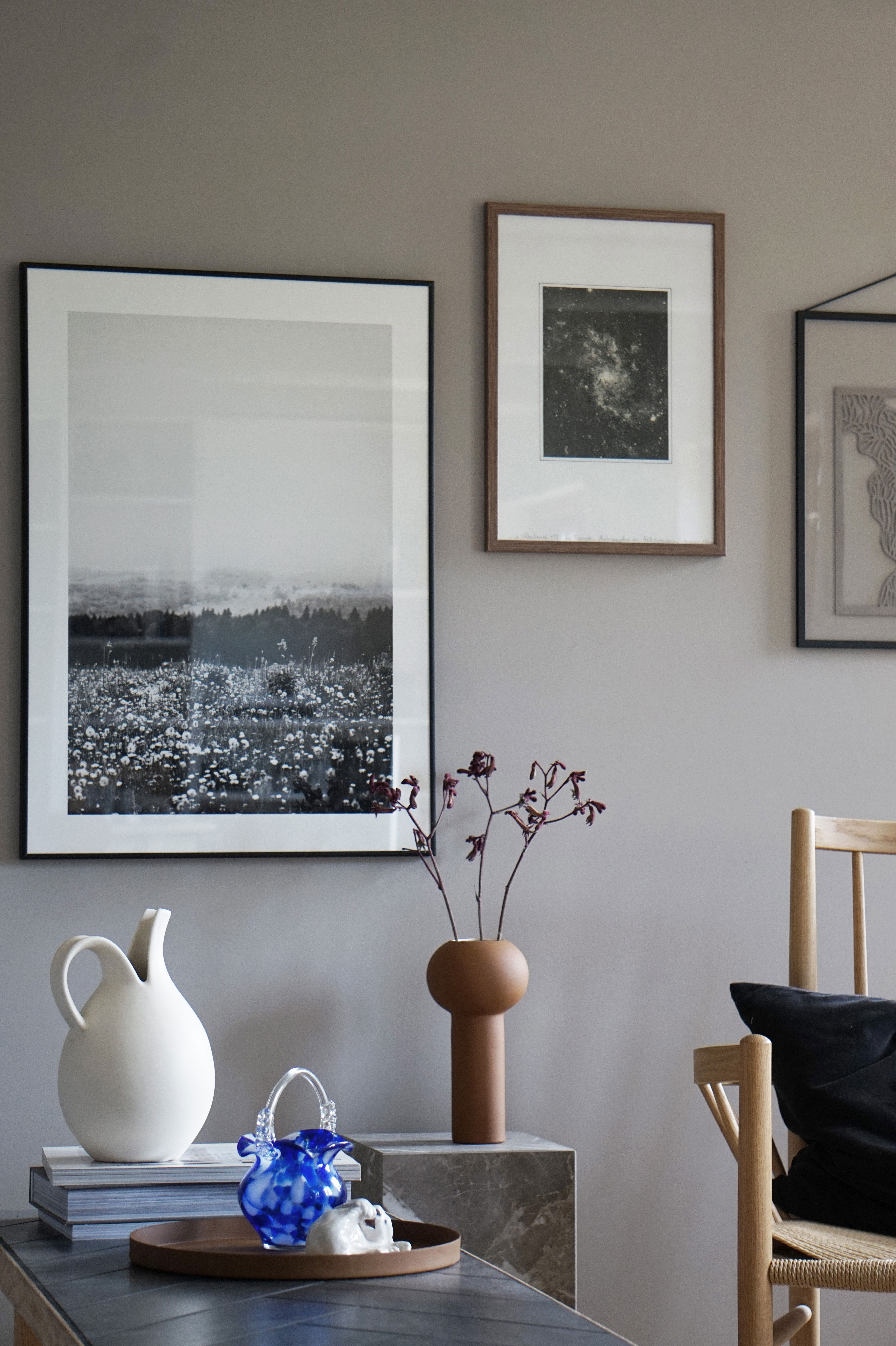 Kagefad fra OyOy Living design, brun vase fra Cooeedesign og stol fra FDB Møbler.