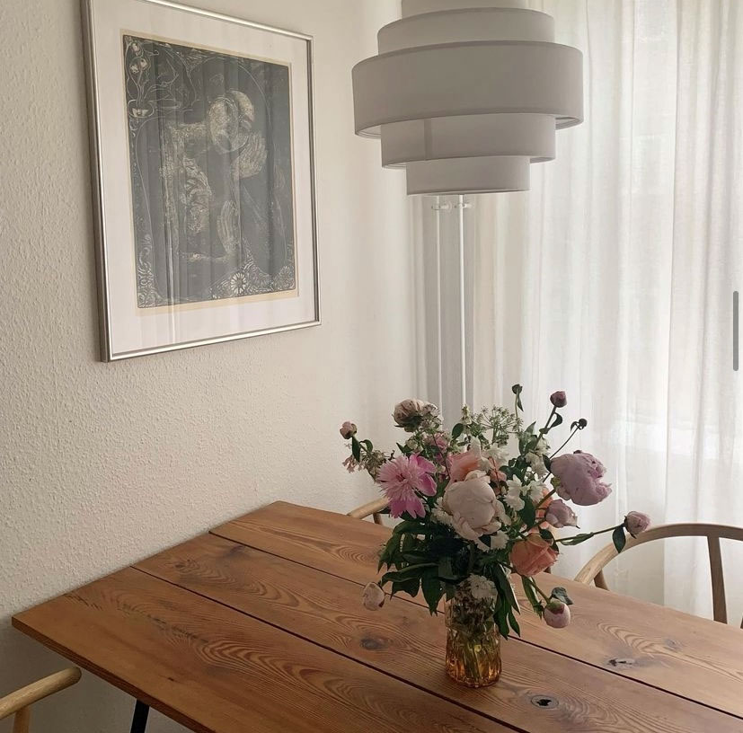 Spisebordet er et par gamle egetræsbjælker, som er skruet på et par bukke fra IKEA.