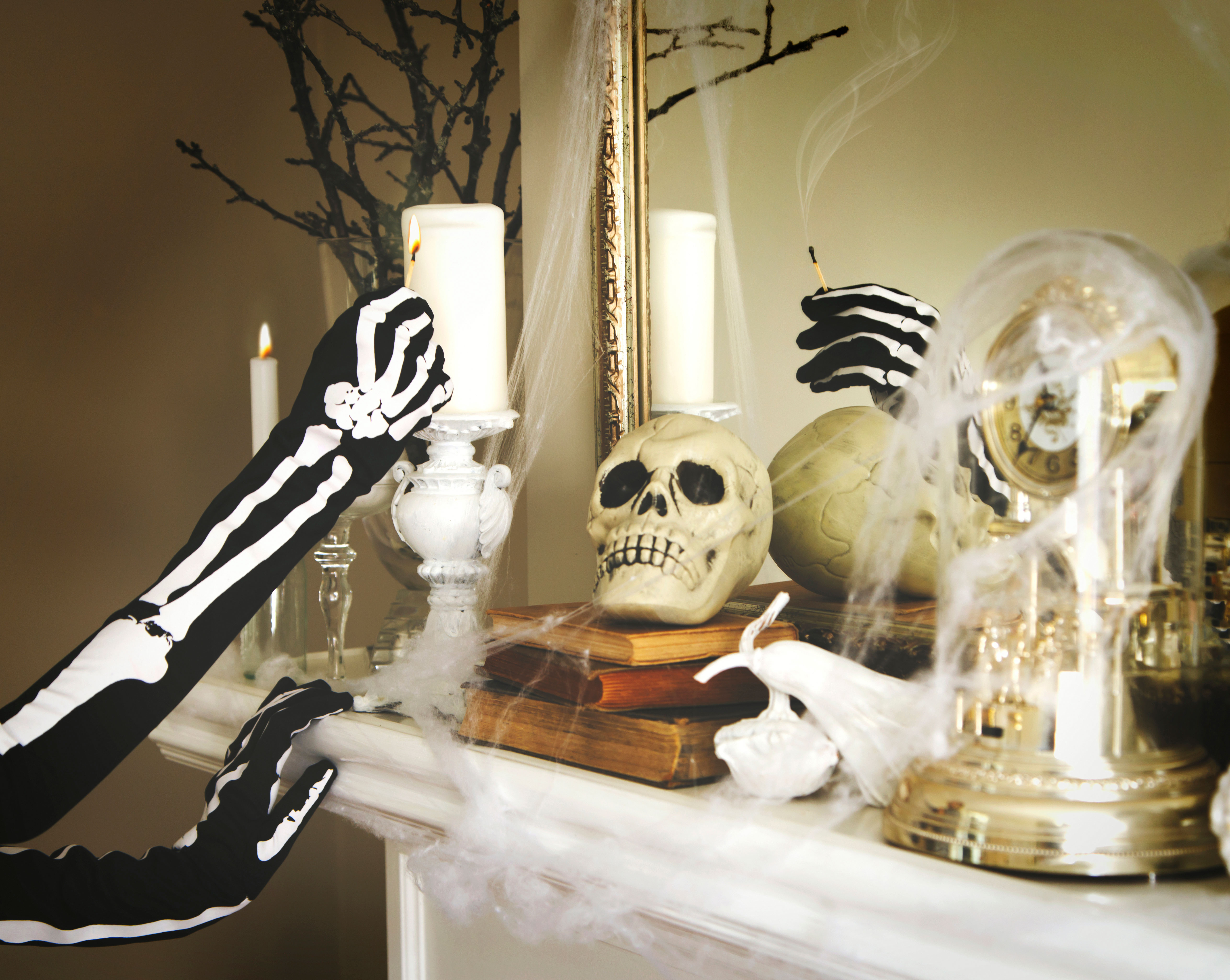Pynt op til Halloween med edderkopper, spindelvæv og spøgelser.
