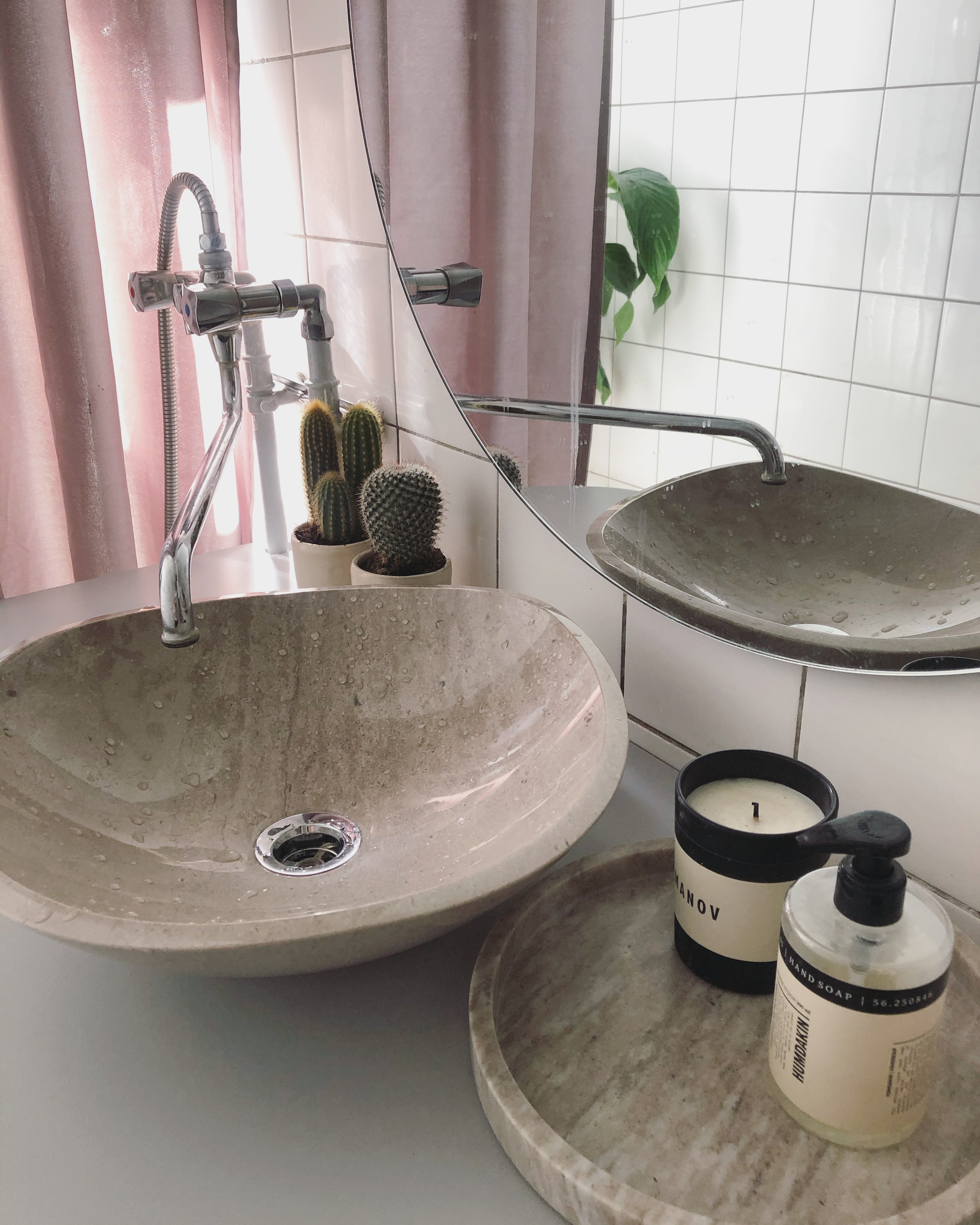 Da parret overtog lejligheden, var badeværelset ikke en del af den store renovering, men en ny håndvask blev det alligevel til.