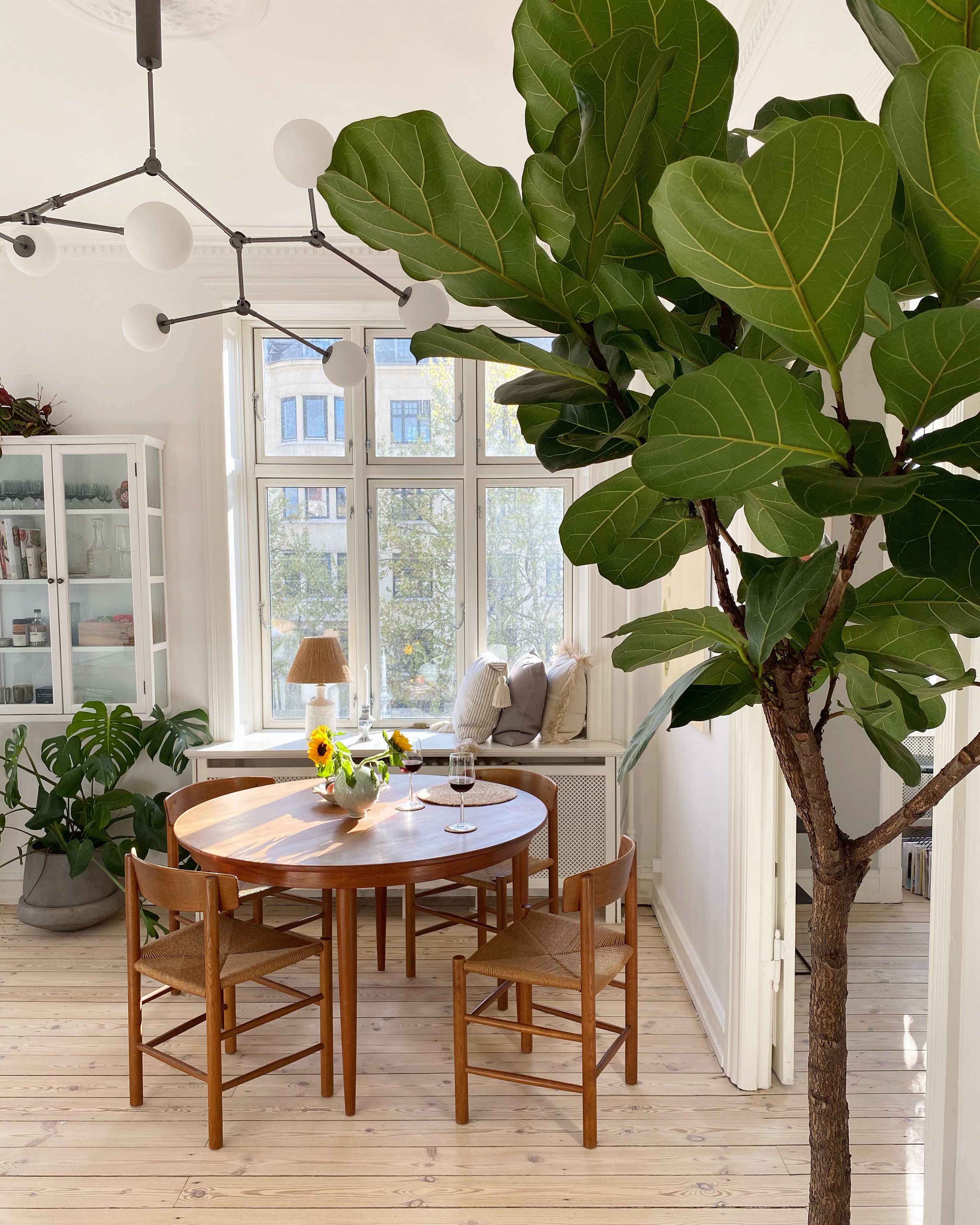 Spisebord og stole er fundet på DBA og Lauritz, lampe fra 101 Copenhagen, vitrinekab fra Direkte Import.