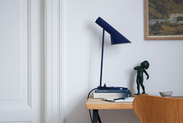 På Pernilles skrivebord står AJ bordlampen i en smuk midnatsblå farve.