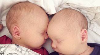 Endelig sover Karen og Esther samtidig. Og så søde de er. Foto: Privat Tvillinger