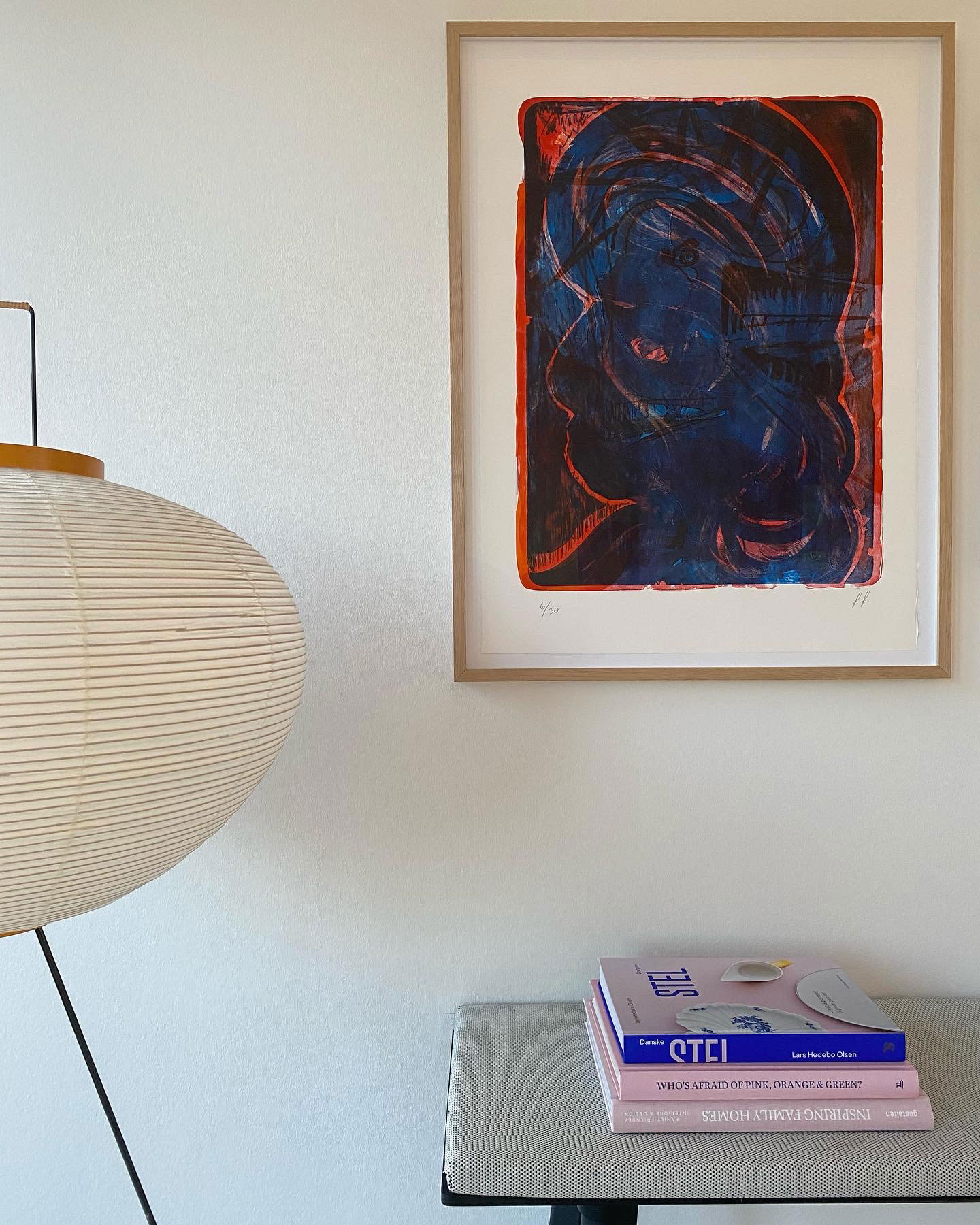 Over bænken fra HAY hænger et kunstværk af Farshad Farzankia. Lampe fra Vitra.